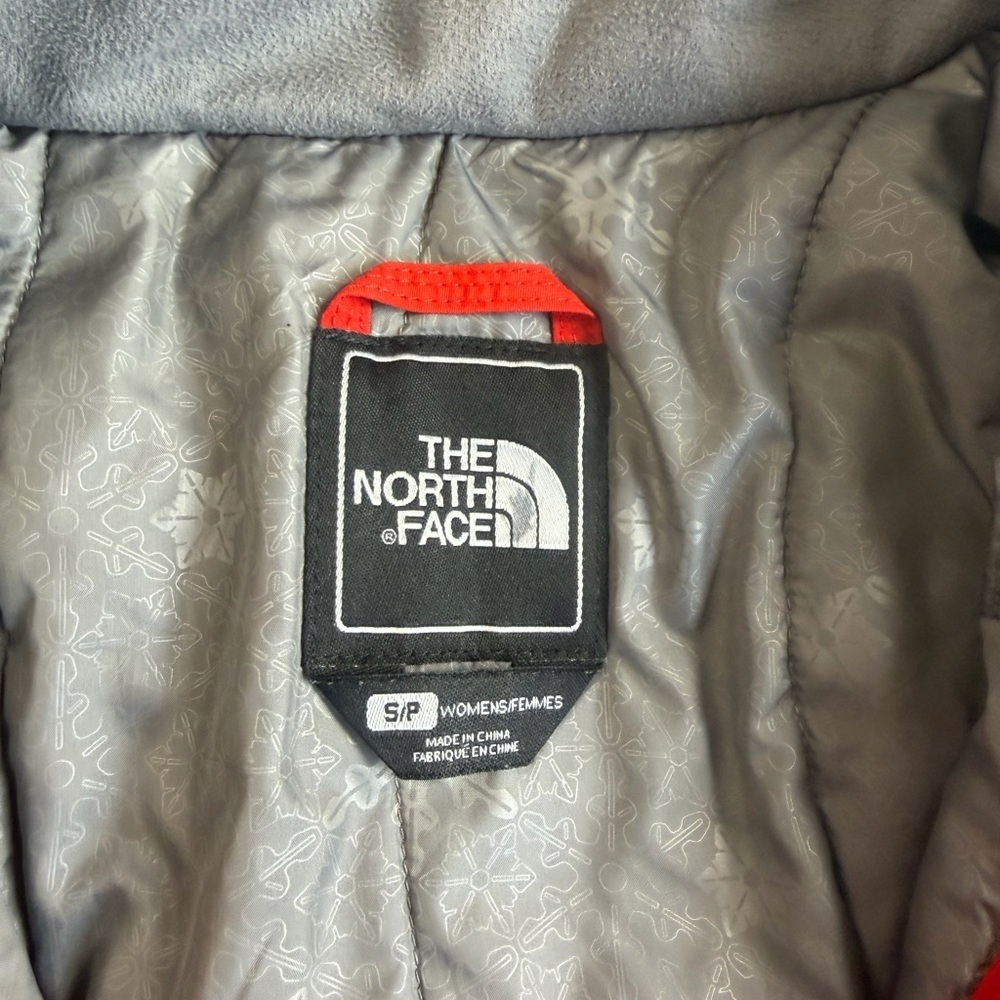The North Face Vibrant Red and Cream Jacket. Size Small. Snow Ski. - Picture 6 of 12